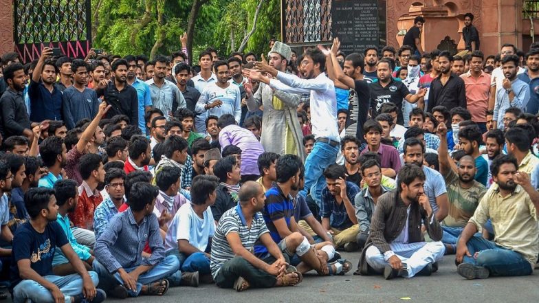 अलीगढ़: छात्रों का जिन्ना की तस्वीर हटाने से इनकार, बवाल के बीच इंटरनेट बंद