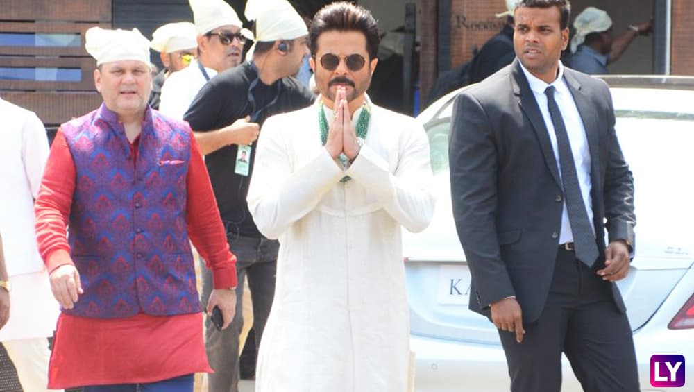 शादी के वेन्यू के बाहर मीडिया का स्वागत करते हुए अनिल कपूर शादी के वेन्यू के बाहर मीडिया का स्वागत करते हुए अनिल कपूर