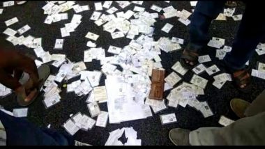 कर्नाटक विधानसभा चुनाव 2018: बेंगलुरू में एक फ्लैट से करीब 10 हजार वोटर आई कार्ड बरामद, BJP-कांग्रेस ने एक दुसरे पर लगाए आरोप