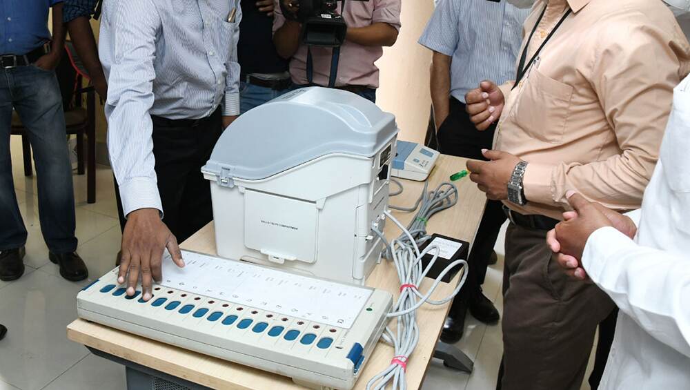 दिल्ली विधानसभा चुनाव 2020: जानें क्या है EVM और VVPAT मशीन और इससे कैसे की जाती है वोटिंग दिल्ली विधानसभा चुनाव 2020: जानें क्या है EVM और VVPAT मशीन और इससे कैसे की जाती है वोटिंग