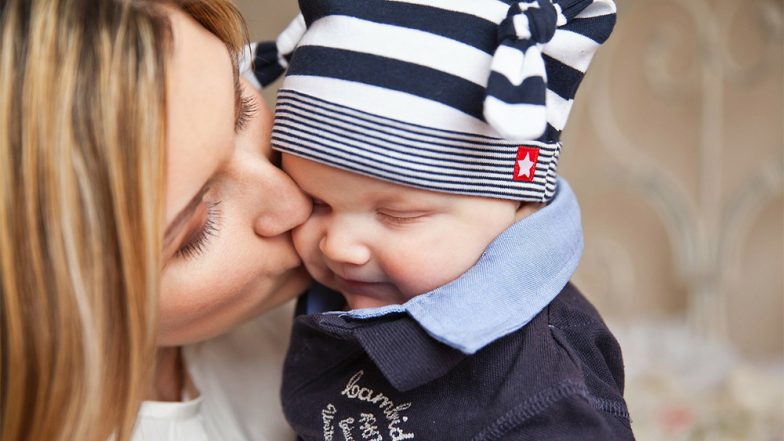 Mother&rsquo;s Day 2018 : बॉलीवुड के पांच ऐसे गाने जिन्हें आप कर सकते हैं अपनी मां को डेडिकेट