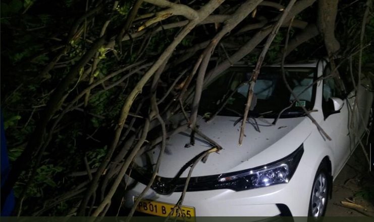 दिल्ली-एनसीआर में आंधी तूफान, मेट्रो से लेकर हवाई यातायात पर असर