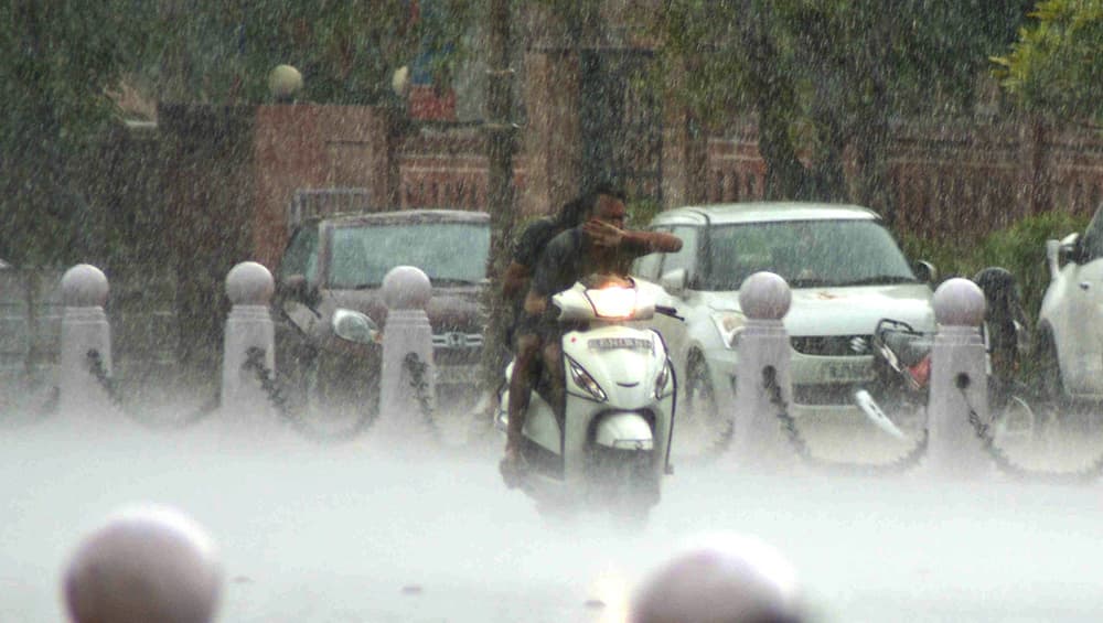 देश के इन राज्यों में मूसलाधार बारिश की भविष्यवाणी, पढ़ें अगले 2 दिनों के मौसम का हाल देश के इन राज्यों में मूसलाधार बारिश की भविष्यवाणी, पढ़ें अगले 2 दिनों के मौसम का हाल