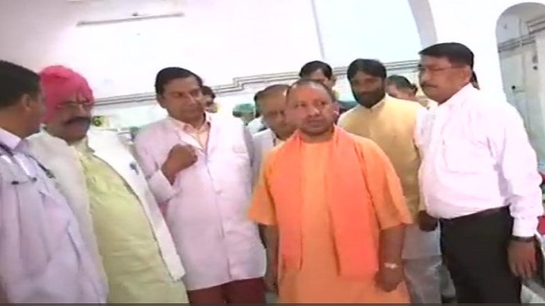 आगरा: अस्पताल में तूफान पीड़ितों से मिले CM योगी, बेड की चादर गंदी होने पर लगाई फटकार