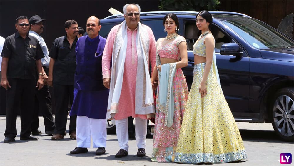 अपनी दोनों बेटियों के साथ बोनी कपूर सोनम की शादी में पहुंचे अपनी दोनों बेटियों के साथ बोनी कपूर सोनम की शादी में पहुंचे