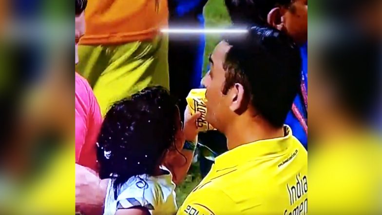 IPL 2018: जीवा ने पिलाई पापा धोनी को फ्रूटी, वायरल हुआ VIDEO