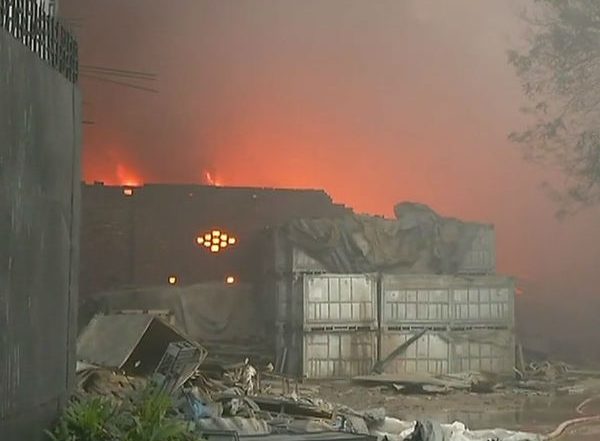दिल्लीः मालवीय नगर के रबड़ फैक्ट्री में लगी अब तक नहीं बुझी, वायुसेना कंट्रोल करने में जुटी