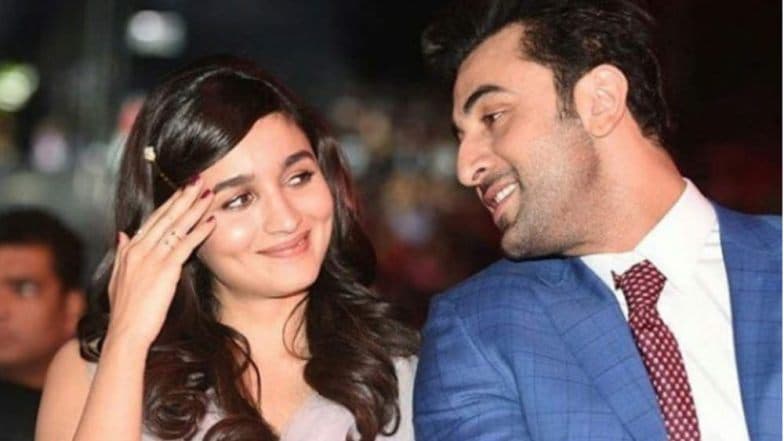 Filmfare Awards 2019: आलिया भट्ट ने स्टेज पर कहा 'I Love You', कुछ इस तरह शरमाए रणबीर कपूर, Video वायरल Filmfare Awards 2019: आलिया भट्ट ने स्टेज पर कहा 'I Love You', कुछ इस तरह शरमाए रणबीर कपूर, Video वायरल