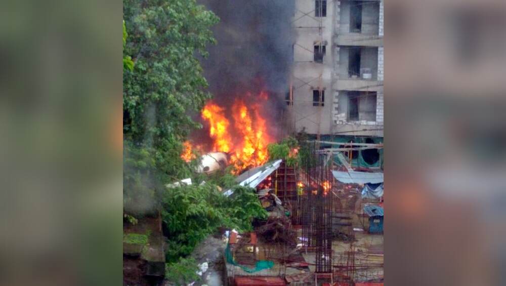 इलाके में अफरा-तफरी मच गई है इलाके में अफरा-तफरी मच गई है