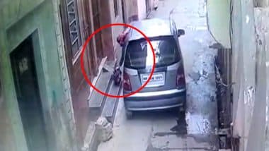 Watch Video: दो दिन की नवजात को कार से फेंककर चली गई कलयुगी मां, CCTV में कैद हुई शर्मनाक घटना