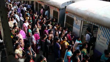 मुंबई की लोकल ट्रेन में स्टंट करते महिला कैमरे में कैद, रेलवे पुलिस कर रही है तलाश