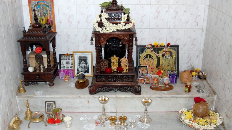 घर के मंदिर में भूलकर भी न रखें ये चीज, हो सकता है नुकसान