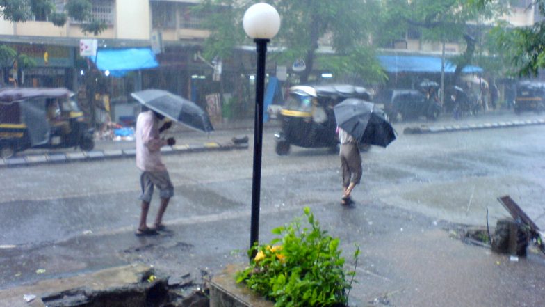 भारी बारिश से मुंबईकर बेहाल; लोकल ट्रेनें लेट, विमानों के रूट बदले गए