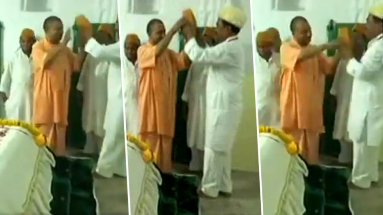 पीएम मोदी के बाद अब सीएम योगी ने भी भी किया टोपी पहनने से इनकार, गरमाई सियासत