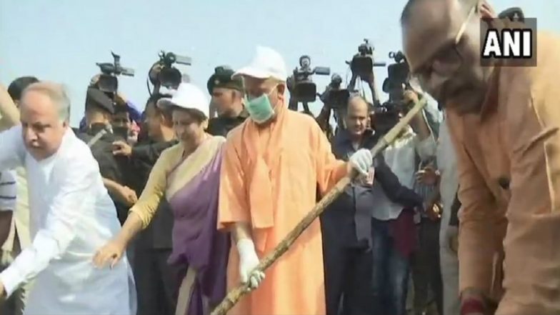 लखनऊ: गोमती नदी के किनारे खुद CM योगी ने 'फावड़ा' लेकर की सफाई