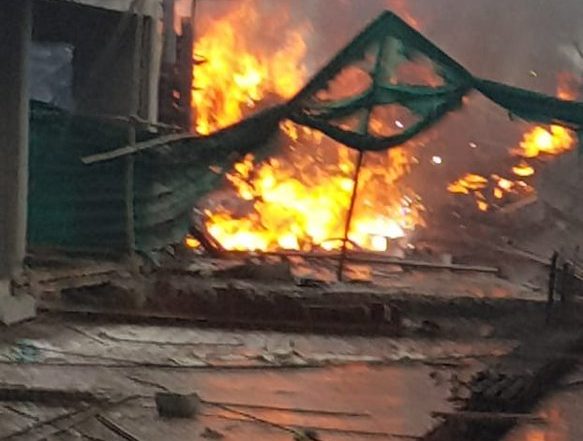 जम्मू कश्मीर के पुलवामा में सेना की बैरक में आग लगी, दमकल की कई गाड़ियां रवाना