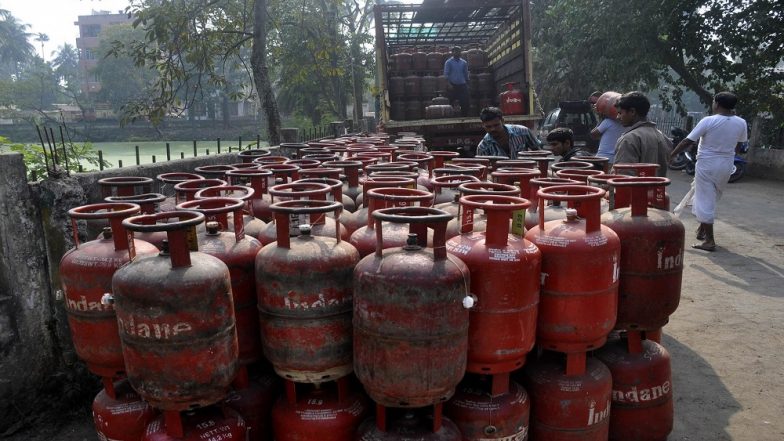 मोदी सरकार ने दी लोगों को राहत, LPG सिलेंडर के दामों में हुई बड़ी कटौती, जानिए नई कीमत