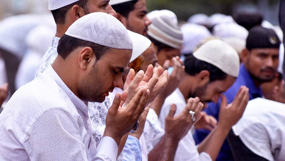 नमाज के बाद सिर पर भूलकर रुमाल बांध ऑफिस आया इंजीनियर, जॉब से निकाला