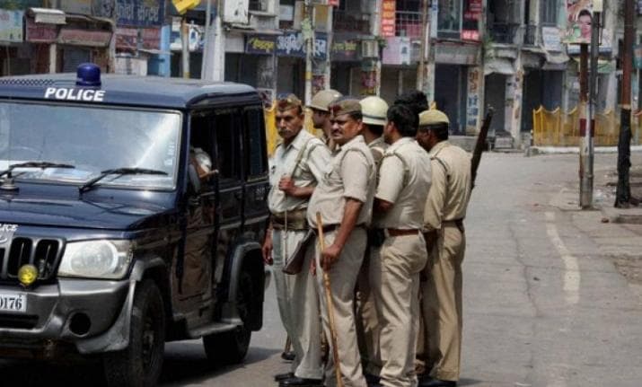 दिल्ली पुलिस के 6 कर्मचारी सस्पेंड, लखनऊ के होटल में अपराधी के साथ कर रहे थे पार्टी दिल्ली पुलिस के 6 कर्मचारी सस्पेंड, लखनऊ के होटल में अपराधी के साथ कर रहे थे पार्टी