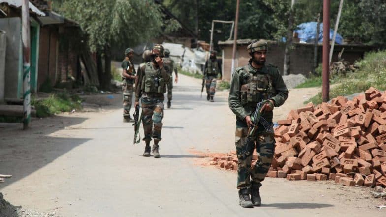 जम्मू कश्मीर: आतंकियों और सुरक्षाबलों के बीच मुठभेड़ जारी, त्राल इलाके के जंगलों में छिपे हैं आतंकी जम्मू कश्मीर: आतंकियों और सुरक्षाबलों के बीच मुठभेड़ जारी, त्राल इलाके के जंगलों में छिपे हैं आतंकी