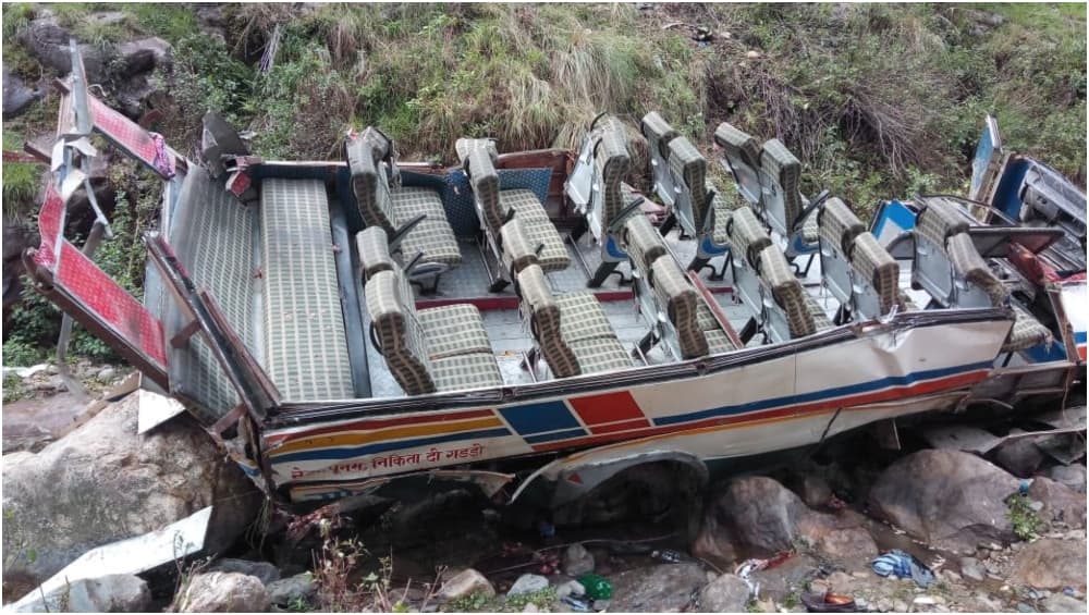 बड़ा हादसा: उत्तराखंड में गहरी खाई में गिरी बस, 47 यात्रियों की मौत