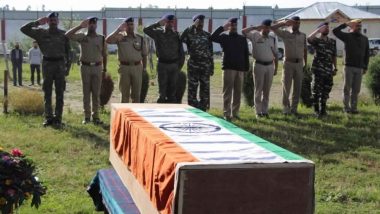 शहीद कांस्टेबल जावेद के जनाजे में उमड़े सैकड़ों कश्मीरी, आतंकियों ने की थी हत्या