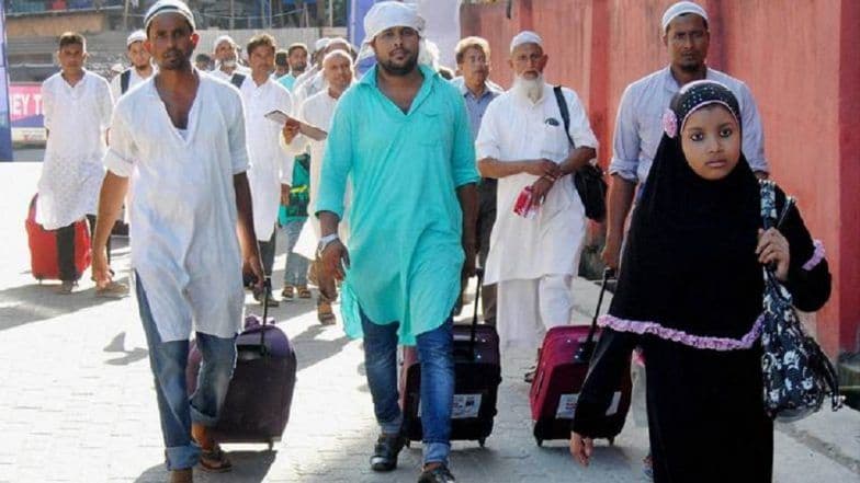 हज यात्रा 2018: दिल्ली से रवाना हुआ हाजियों का पहला जत्था, नकवी ने दिखाई हरी झंडी हज यात्रा 2018: दिल्ली से रवाना हुआ हाजियों का पहला जत्था, नकवी ने दिखाई हरी झंडी