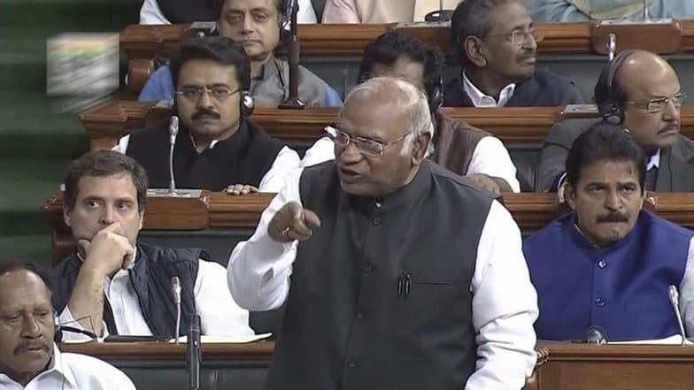 आजादी की लड़ाई में बीजेपी और संघ के नेताओं के घर से एक कुत्ते ने भी बलिदान नहीं दिया: खड़गे आजादी की लड़ाई में बीजेपी और संघ के नेताओं के घर से एक कुत्ते ने भी बलिदान नहीं दिया: खड़गे