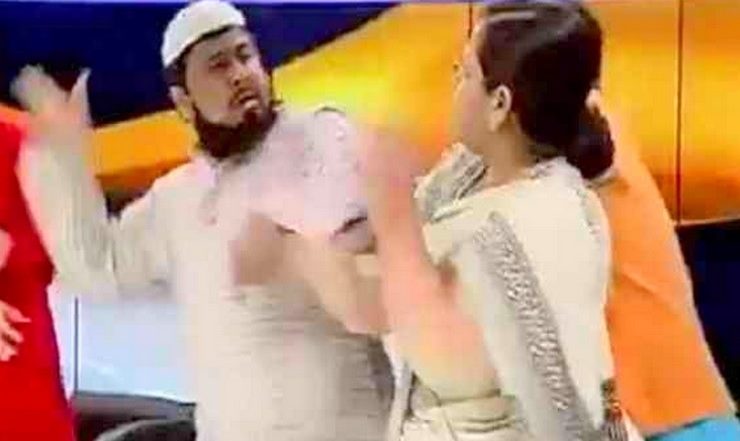 लाइव डिबेट के दौरान मौलाना ने महिला को थप्पड़ों से पीटा, वायरल वीडियो