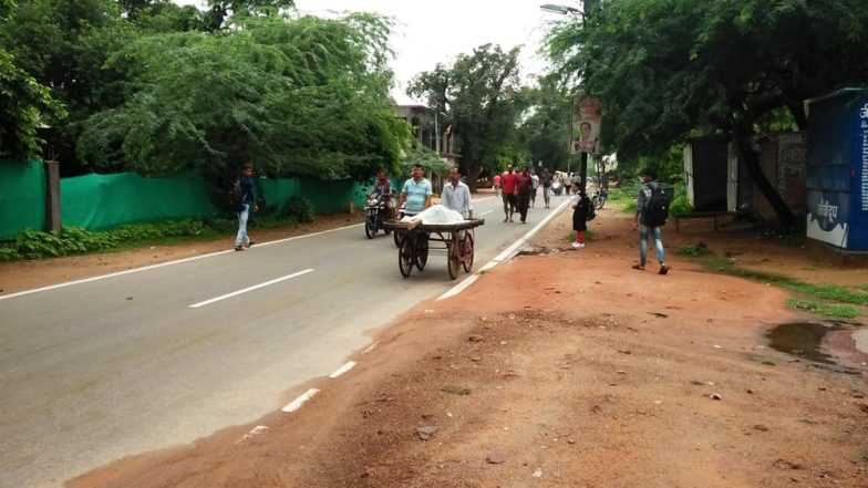 इंसानियत हुई शर्मसार: नहीं मिली एंबुलेंस, ठेले पर छात्र का शव लेकर अस्पताल पहुंचे परिजन