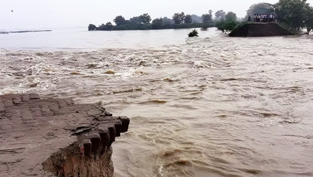 बांग्लादेश में बाढ़ ने मचाई तबाही, तेज बहाव के कारण 108 की मौत, घरों, फसलों, सड़कों और राष्ट्रीय राजमार्गो को पहुंचा नुकसान बांग्लादेश में बाढ़ ने मचाई तबाही, तेज बहाव के कारण 108 की मौत, घरों, फसलों, सड़कों और राष्ट्रीय राजमार्गो को पहुंचा नुकसान