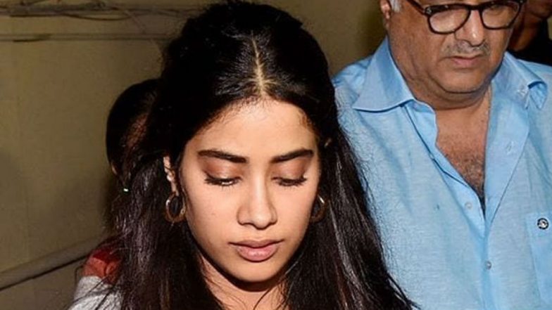 ‘धड़क’ स्क्रीनिंग के बाद फूट फूटकर रोने लगीं जाह्नवी कपूर, पापा बोनी और भाई अर्जुन ने लगाया गले