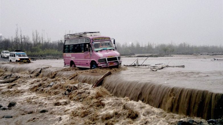 यहां बाढ़ से 10 मरे, 100000 लोग घरों को छोड़ने पर मजबूर..बाढ़ ने मचाई तबाही