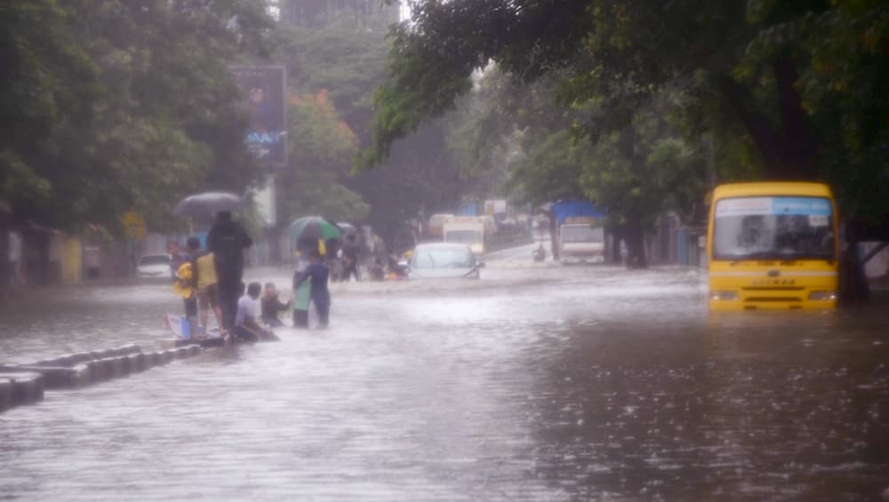 मध्य प्रदेश: भोपाल में भारी बारिश, 2 बच्चे बहे