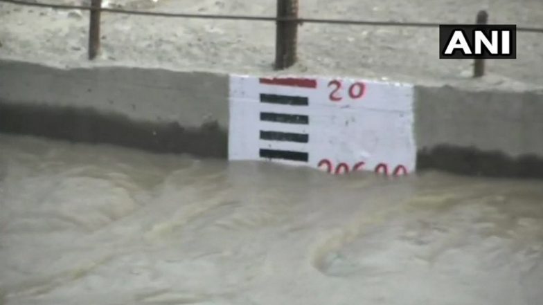 दिल्ली: खतरे के निशान के उपर यमुना का जलस्तर, बाढ़ का खतरा बरकरार, निचले इलाकों को कराया गया खाली