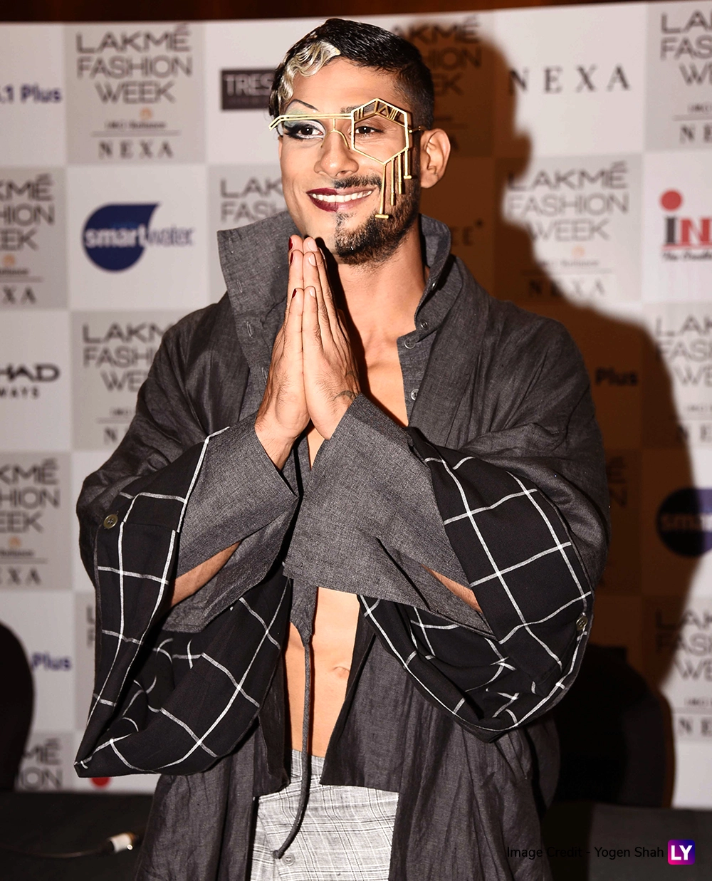 अपने इस अनोखे लुक में मीडिया के लिए पोज करते हुए प्रतीक 