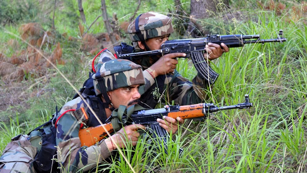 जम्मू-कश्मीर: त्राल में एक आतंकी ढेर, एनकाउंटर के दौरान 1 पुलिसकर्मी भी घायल
