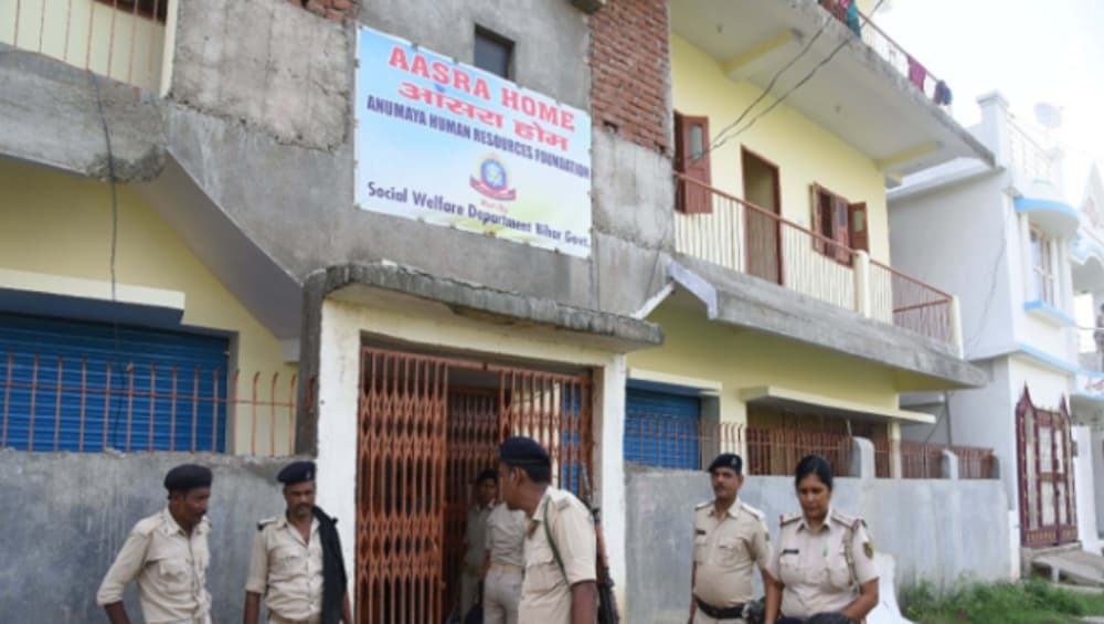 एक और शेल्टर होम विवादों में घिरा; 2 लड़कियों की संदिग्ध मौत, मालिक और सेक्रेटरी गिरफ्तार एक और शेल्टर होम विवादों में घिरा; 2 लड़कियों की संदिग्ध मौत, मालिक और सेक्रेटरी गिरफ्तार
