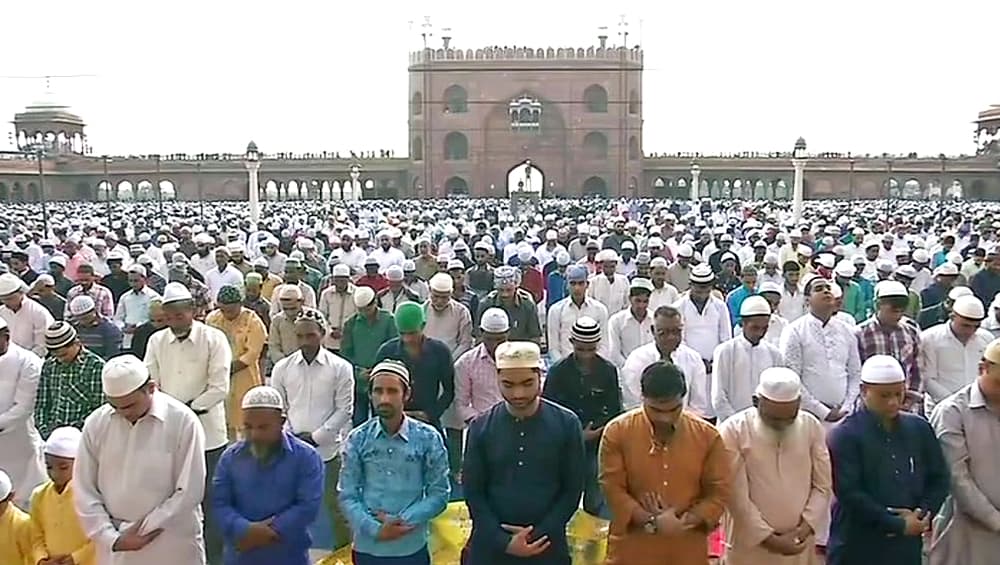 जम्मू-कश्मीर में चांद दिखने के बाद आज पढ़ी जाएगी ईद-उल-फितर की नमाज, उपराज्यपाल जीसी मुर्मू और पूर्व सीएम उमर अब्दुल ने लोगों को दी ईद की मुबारकबाद जम्मू-कश्मीर में चांद दिखने के बाद आज पढ़ी जाएगी ईद-उल-फितर की नमाज, उपराज्यपाल जीसी मुर्मू और पूर्व सीएम उमर अब्दुल ने लोगों को दी ईद की मुबारकबाद