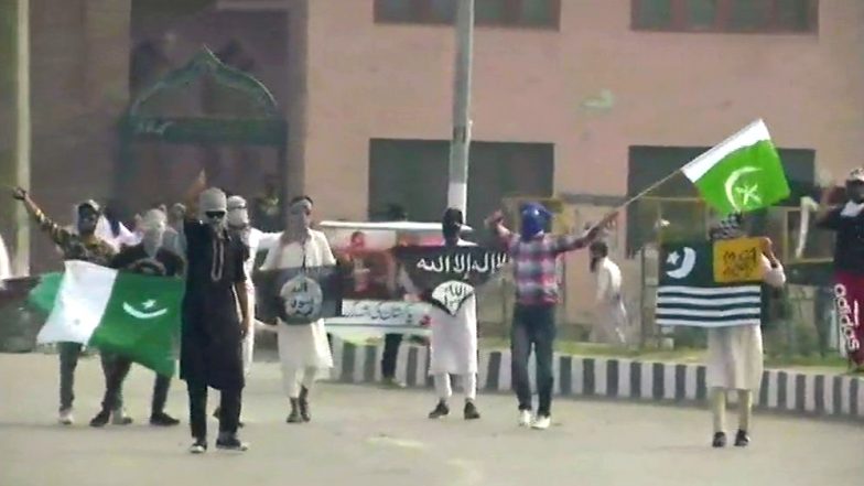 श्रीनगर: बकरीद की नमाज के बाद सुरक्षाबलों पर पथराव, ISIS का झंडा लेकर लगाया पाकिस्तान जिंदाबाद का नारा
