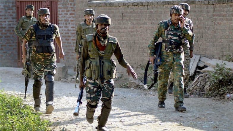 कश्मीर: भारतीय सेना के जवानों को देख डर के भागे आतंकी, तलाश अभियान जारी