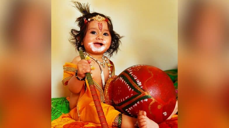 Krishna Janmashtami 2019 Messages: श्री कृष्ण जन्माष्टमी के शुभ अवसर पर अपने रिश्तेदारों और दोस्तों को Wishes, GIFs, Facebook, WhatsApp Status, ग्रीटिंग्स के जरिए ये मैसेजेस भेजकर दें शुभकामनाएं Krishna Janmashtami 2019 Messages: श्री कृष्ण जन्माष्टमी के शुभ अवसर पर अपने रिश्तेदारों और दोस्तों को Wishes, GIFs, Facebook, WhatsApp Status, ग्रीटिंग्स के जरिए ये मैसेजेस भेजकर दें शुभकामनाएं