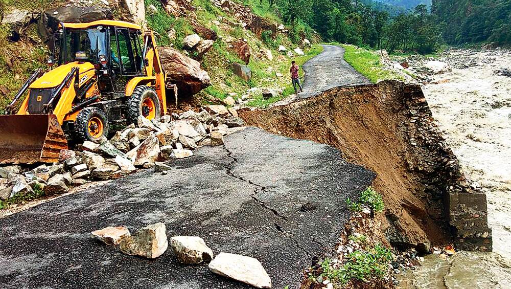 उत्तराखंड: भूस्खलन के कारण 700 तीर्थयात्री फंसे