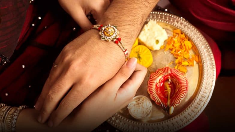 Raksha Bandhan 2019: कई शुभ योगों के बीच बहनें अपने भाई को बांधेंगी राखी, जानें कब से कब तक है मुहूर्त Raksha Bandhan 2019: कई शुभ योगों के बीच बहनें अपने भाई को बांधेंगी राखी, जानें कब से कब तक है मुहूर्त