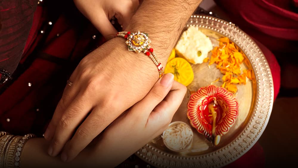 Raksha Bandhan 2019: कई शुभ योगों के बीच बहनें अपने भाई को बांधेंगी राखी, जानें कब से कब तक है मुहूर्त Raksha Bandhan 2019: कई शुभ योगों के बीच बहनें अपने भाई को बांधेंगी राखी, जानें कब से कब तक है मुहूर्त