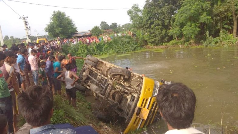 यूपीः तालाब में गिरी बच्चों से भरी स्कूल बस, कई छात्रों की हालत गंभीर