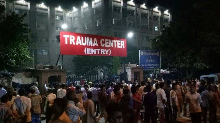 दिल्ली के ट्रॉमा अस्पताल से फिर सामने आई जानलेवा लापरवाही, ICU में मरीज के जख्म में पड़ गए कीड़े