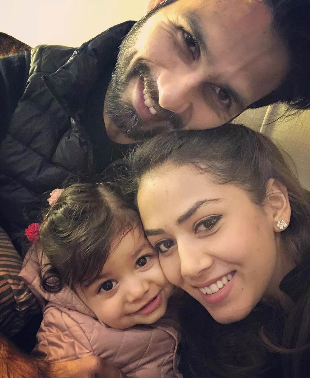 शाहिद कपूर के साथ उनकी बेटी मिशा और पत्नी मीरा शाहिद कपूर के साथ उनकी बेटी मिशा और पत्नी मीरा