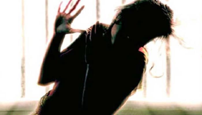 Uttar Pradesh: कोचिंग क्लास से लौट रही छात्रा पर शख्स ने ज्वलनशील पदार्थ फेंका, झुलसी
