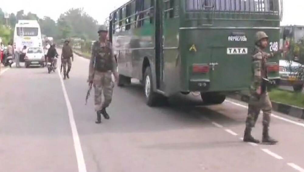 कश्मीर: ईद की नमाज बाद लहराए गए आतंकी संगठन आईएस के झंडे